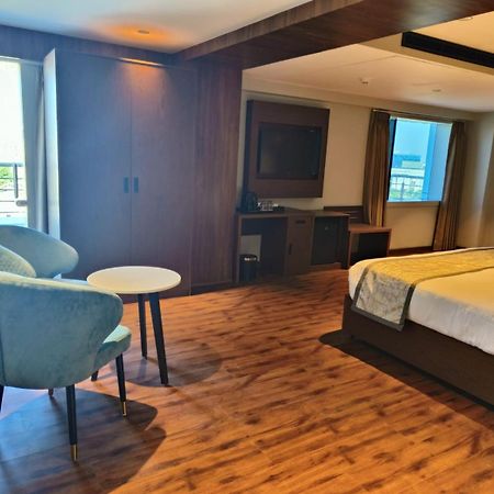 Hotel Ramee International Surat Exterior foto
