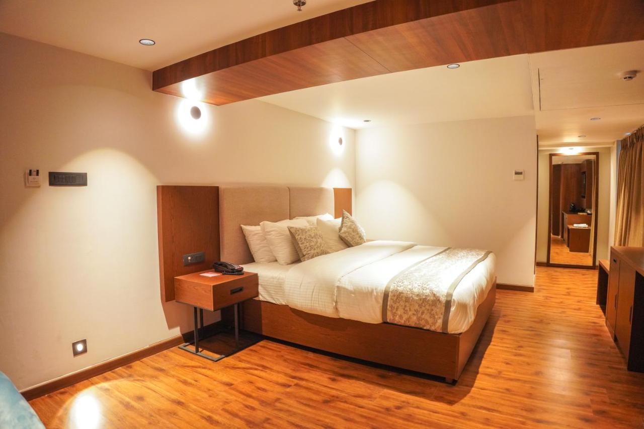 Hotel Ramee International Surat Exterior foto