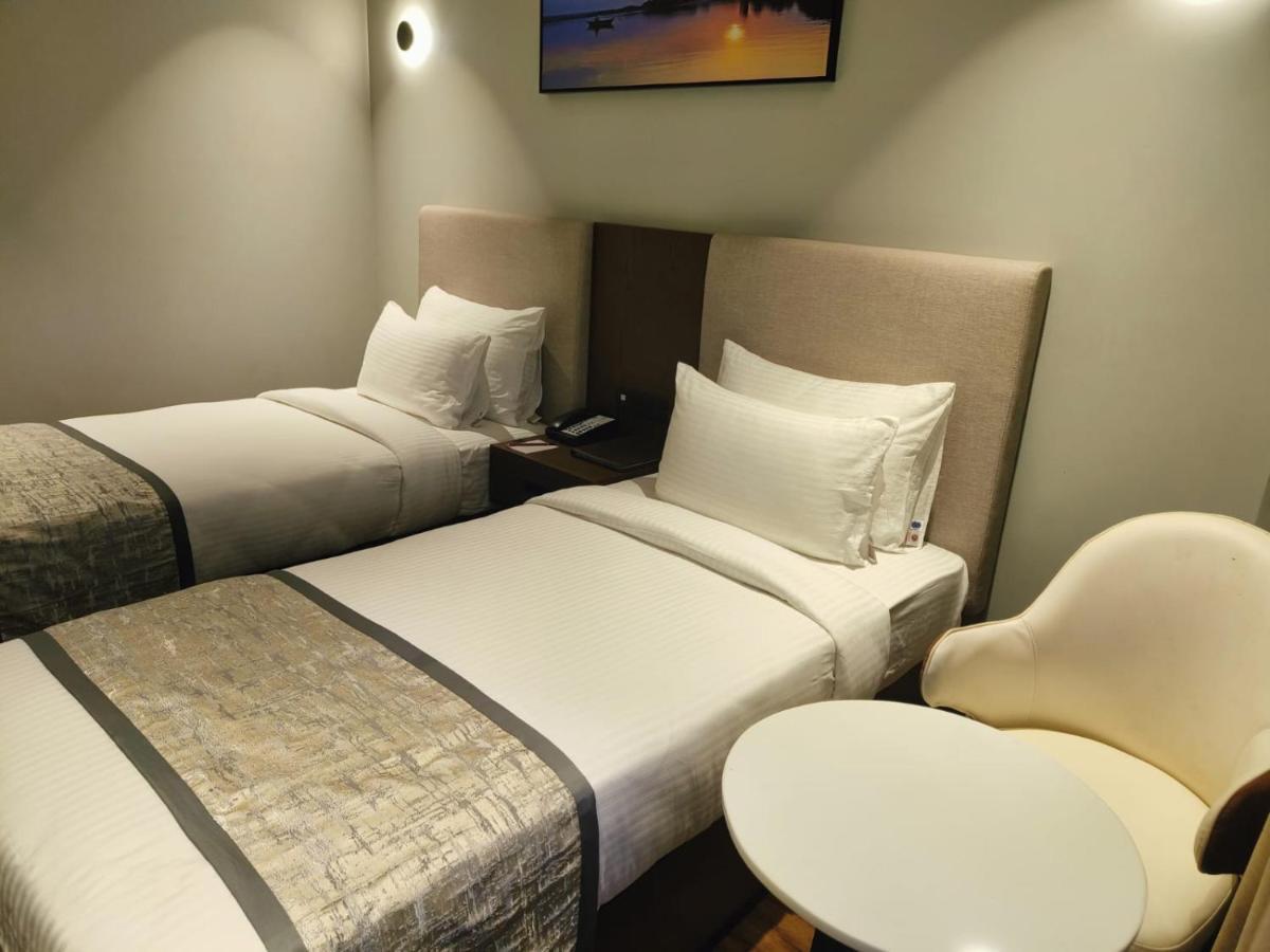 Hotel Ramee International Surat Exterior foto