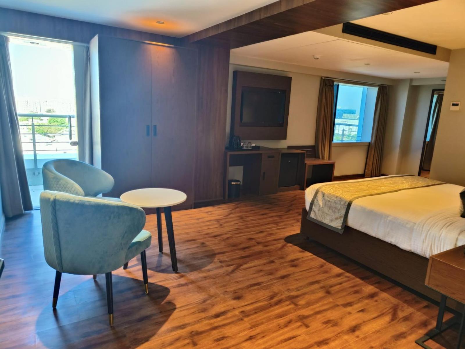 Hotel Ramee International Surat Exterior foto