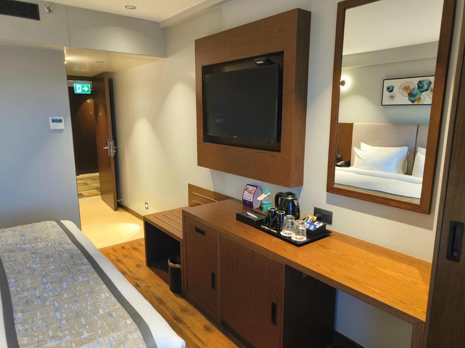 Hotel Ramee International Surat Exterior foto