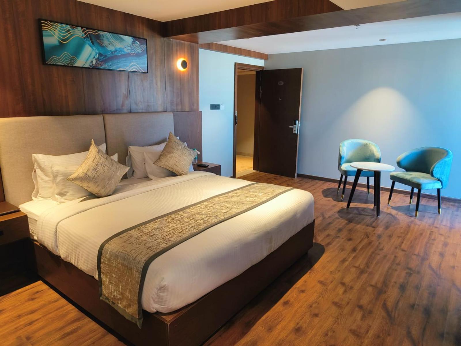 Hotel Ramee International Surat Exterior foto
